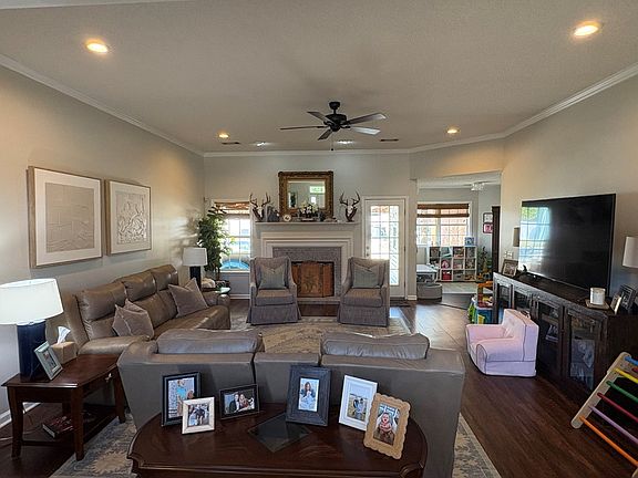 2nd image of 713 Sharpe Dr