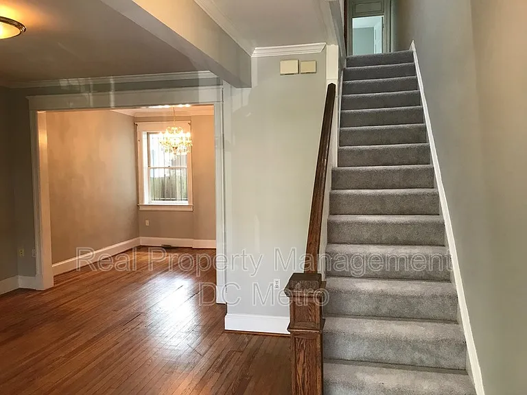 309 9th St NE — Photo 3