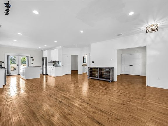 3rd image of 348 Barker Ln
