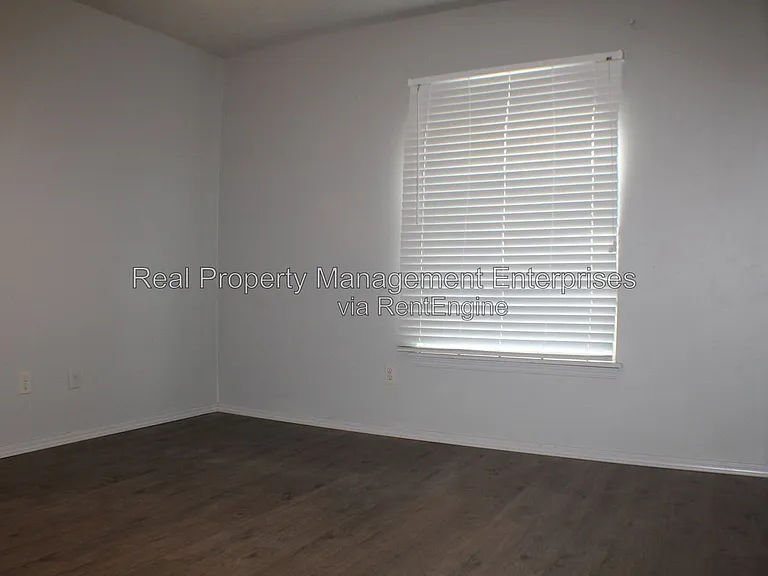 10904 N Florida Ave — Photo 11