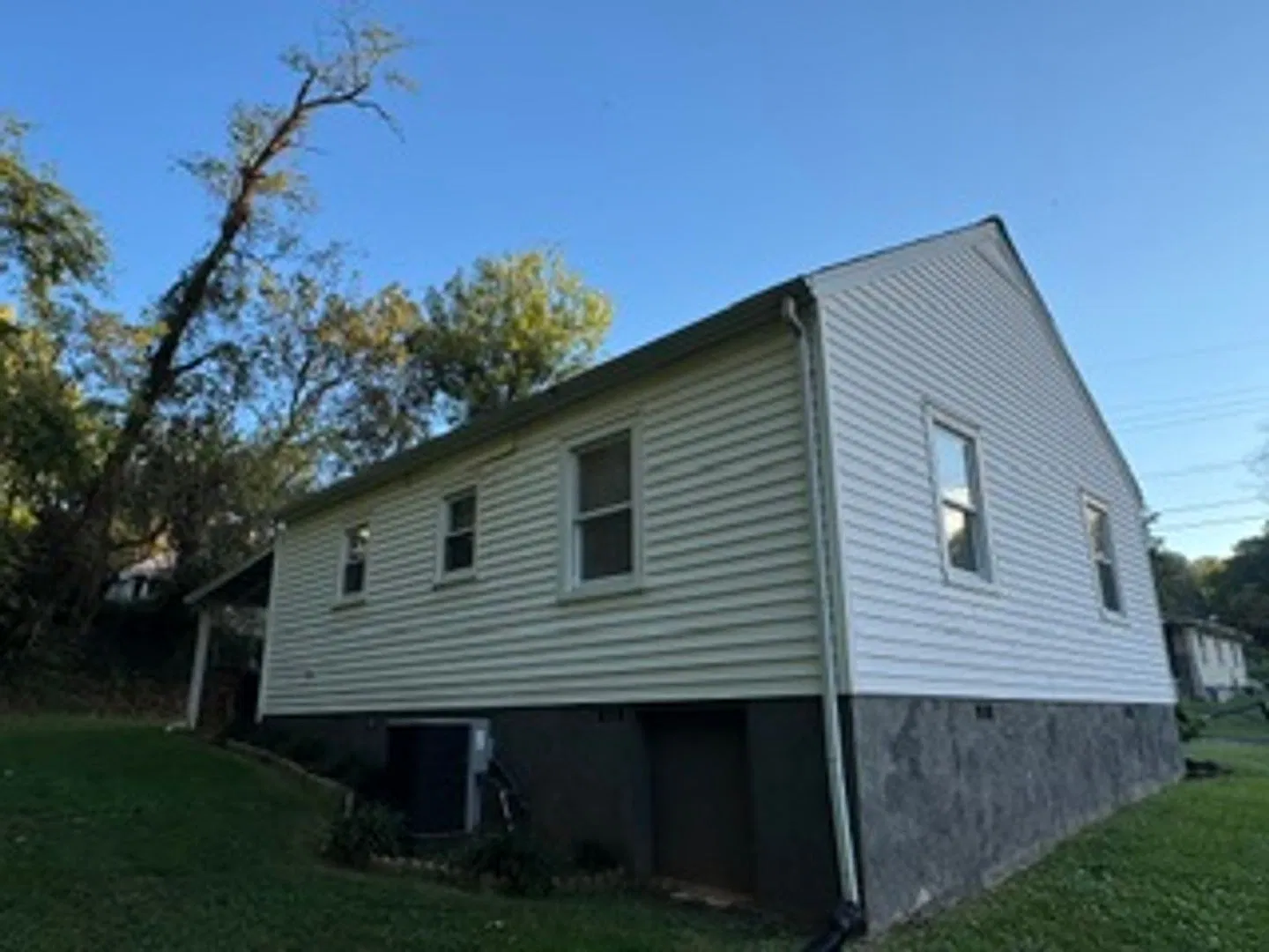 928 Hall St — Photo 2
