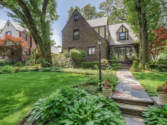 4th image of 42 Rose Ct