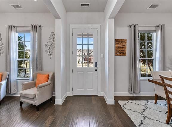 3rd image of 1132 Peacock Blvd