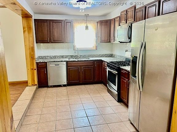 3rd image of 916 Lincoln Dr