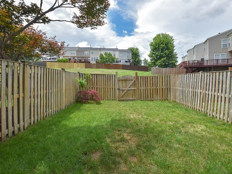 109 Shirley Sq SE — Photo 6