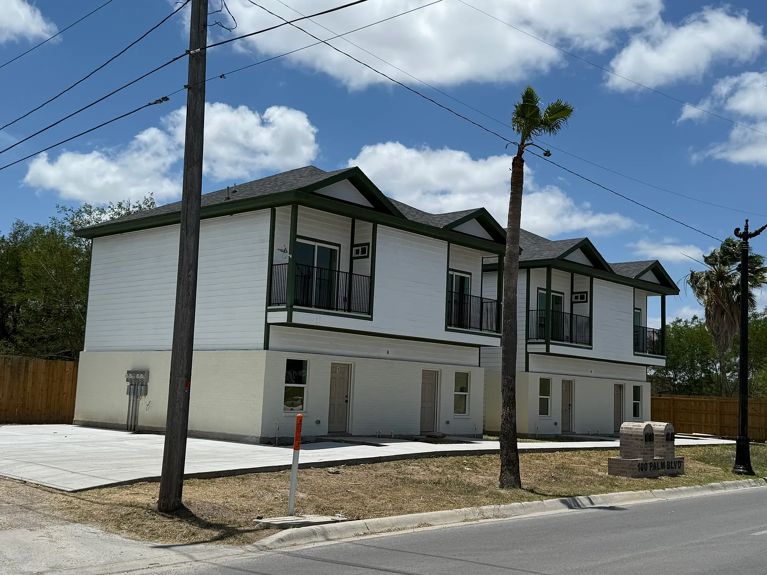 2 bed, 2.5 bath, 1000 sqft, $1,400 — Photo 1