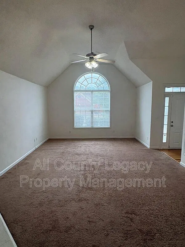 3 bed, 2.0 bath, 1918 sqft, $1,995 — Photo 2
