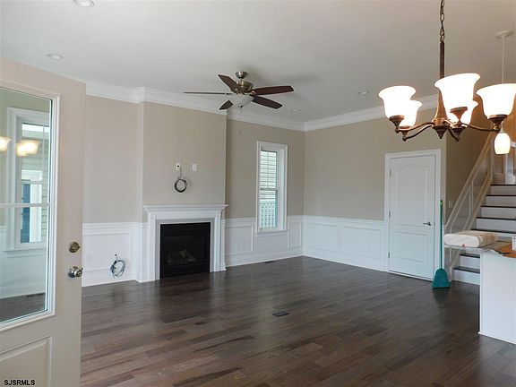 3rd image of 807 2nd St #1