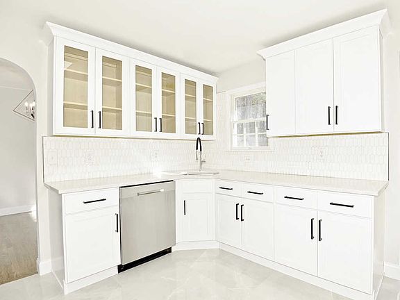 4th image of 1700 1st Ave
