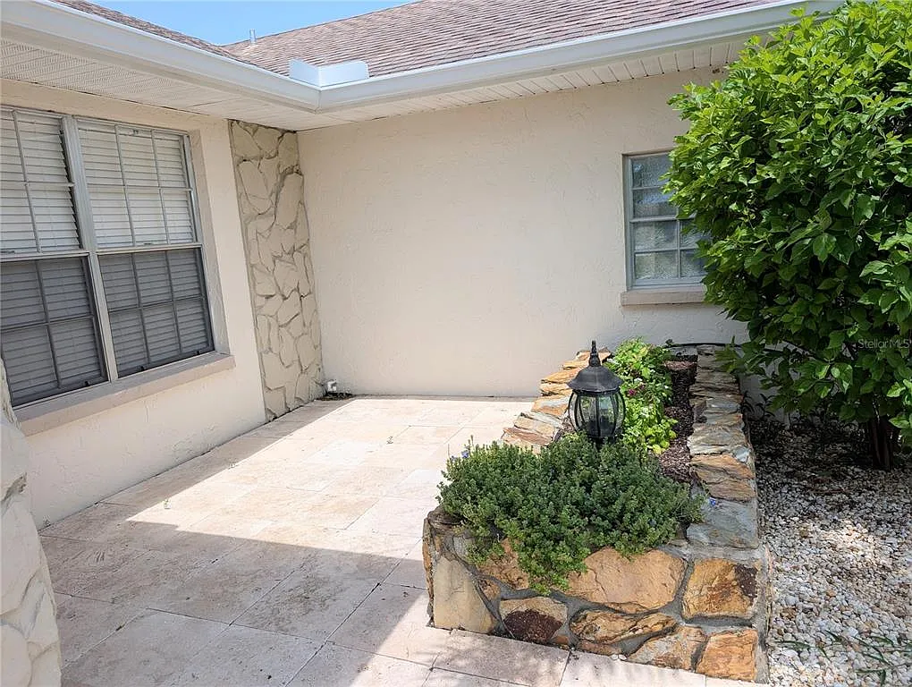 3 bed, 2.0 bath, 2255 sqft, $3,300 — Photo 3