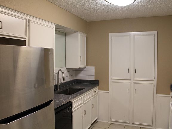 3rd image of 927 Bluebird Dr #927