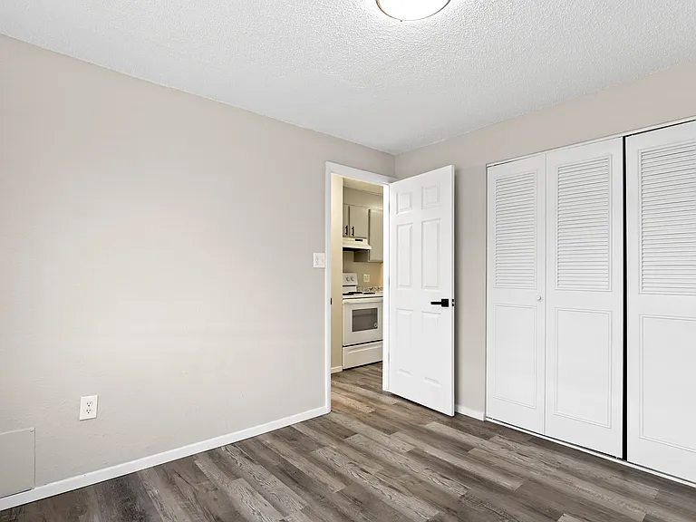 Royal Chateau Apartments — Photo 13