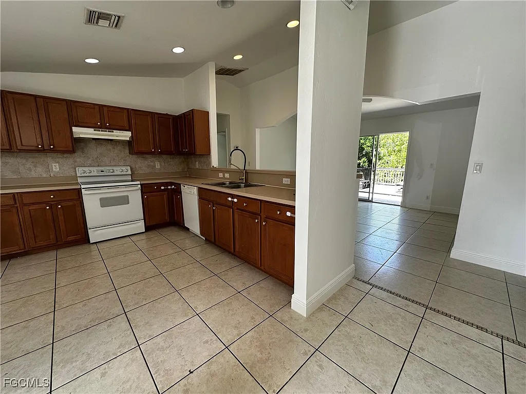 3 bed, 2.0 bath, 1305 sqft, $1,700 — Photo 4