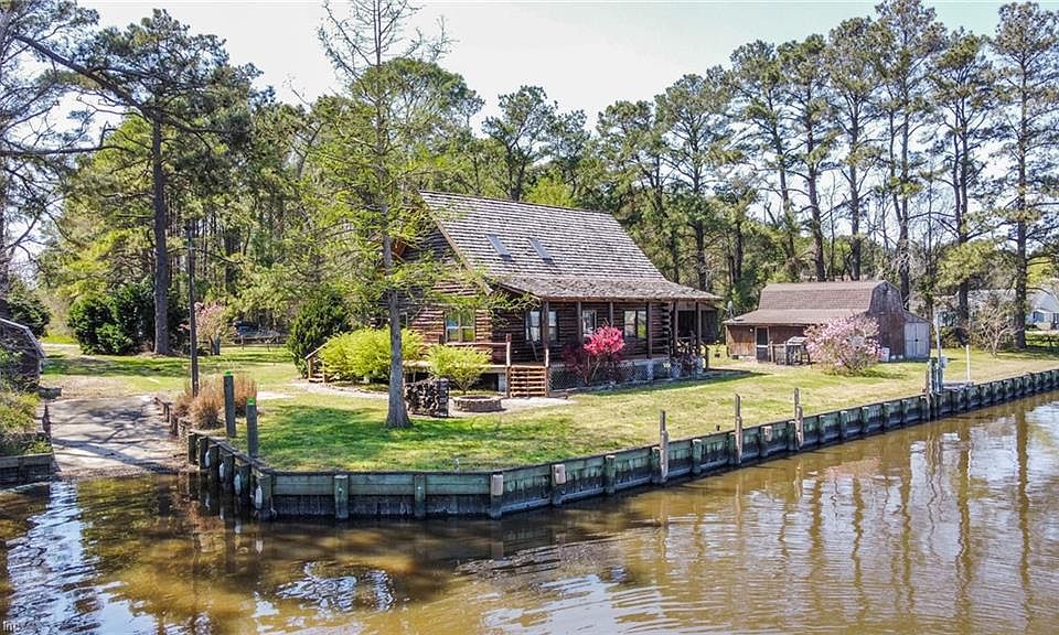 Welcome to 292 Brabble Street tucked in a private community in Currituck, NC. Enjoy beautiful views of the sound off your front porch every morning! 