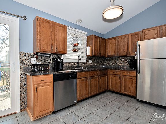 3rd image of 901 Alton Ct
