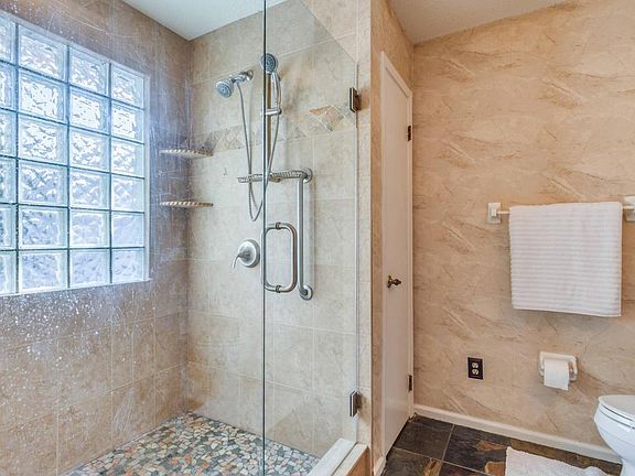4th image of 3901 Meadowview Dr N