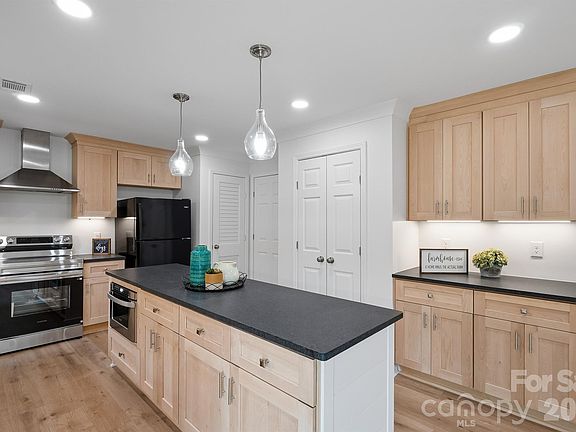 5th image of 7553 Katherine Dr
