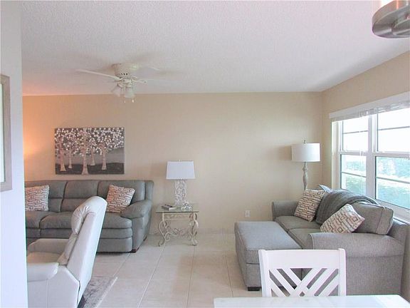 4th image of 20 Vista Gardens Trl