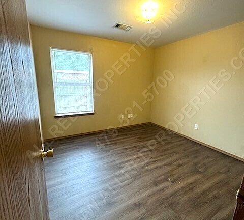 5th image of 320 E Asher Ct
