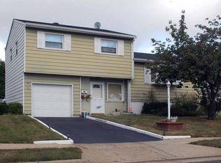 4 Clover Ct, Carteret, NJ 07008