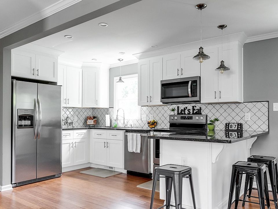 Completely renovated 2+2 with beautiful, spacious kitchen with breakfast bar and open floor plan