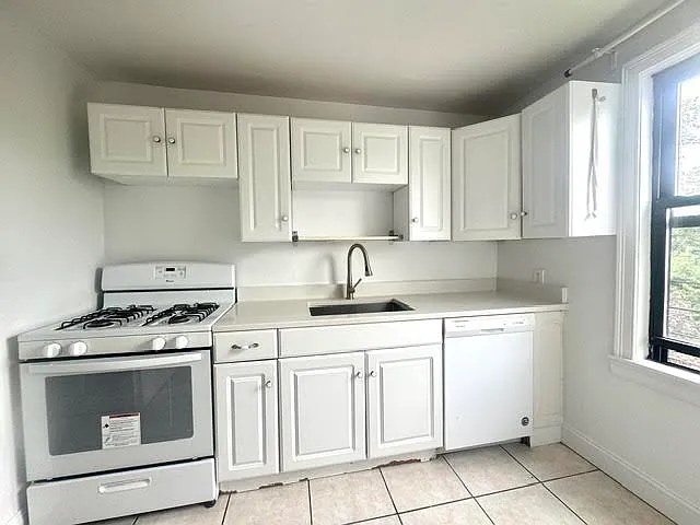 2 bed, 1000 sqft, $3,300 — Photo 2