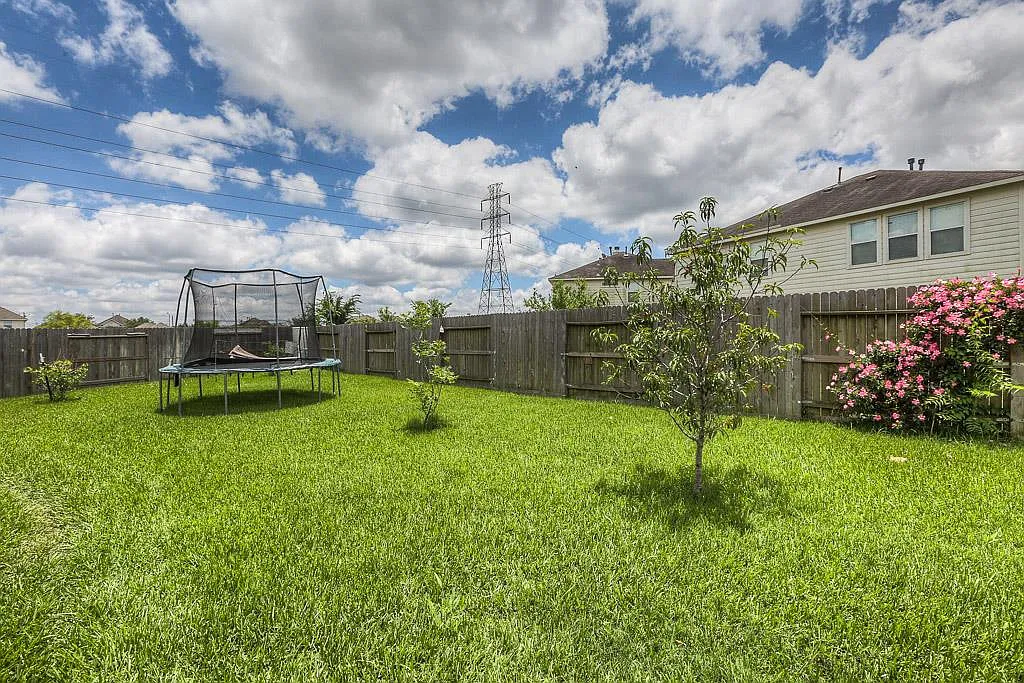 4 bed, 2786 sqft, $2,300 — Photo 3