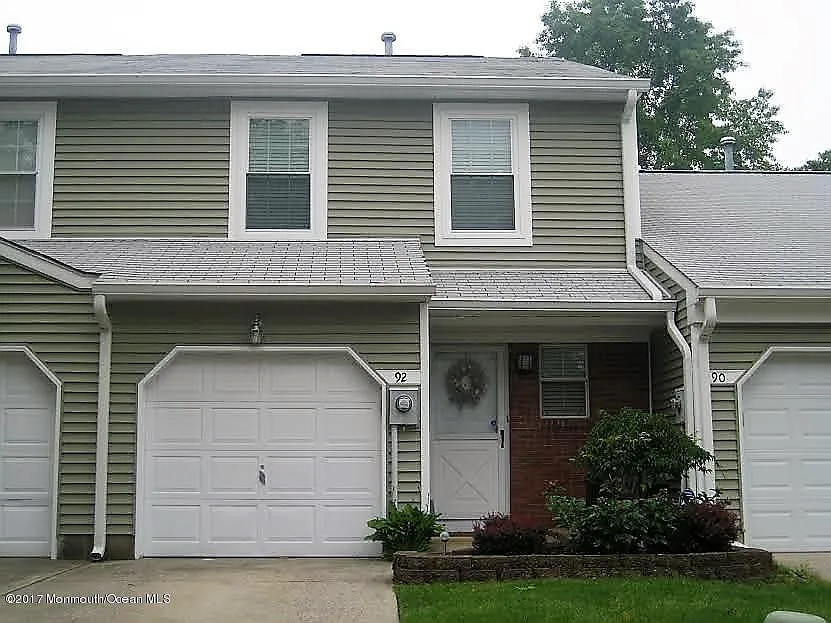 92 Oak Ln photo 1