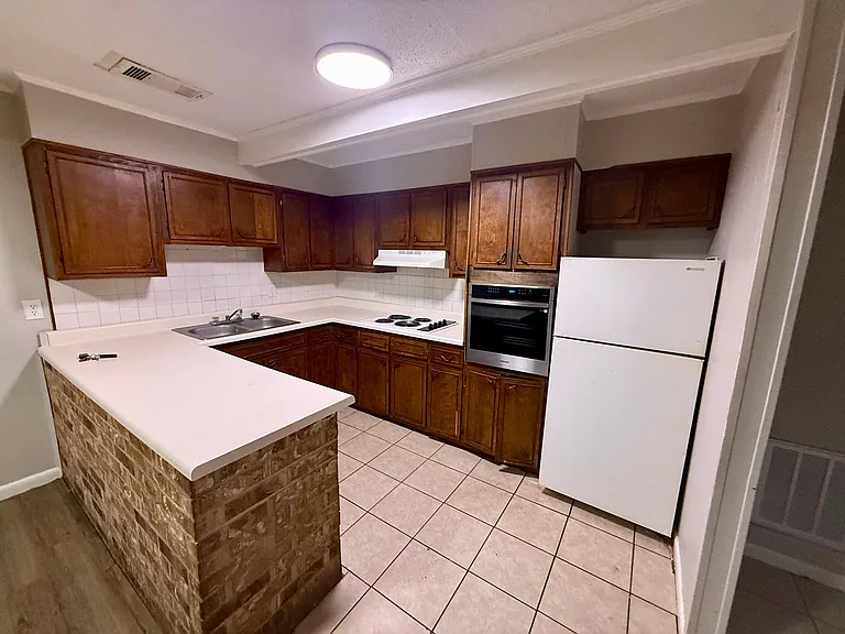 203 N Rogers St — Photo 4