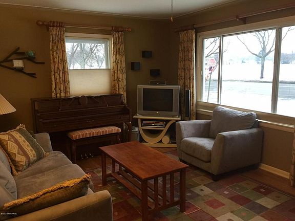 5th image of 1361 Fuller Ave NE