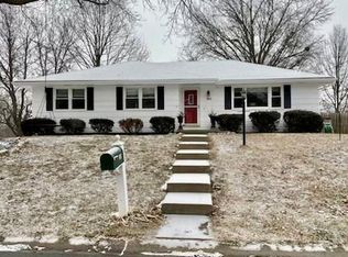 1811 Safari Dr, Saint Joseph, MO 64506