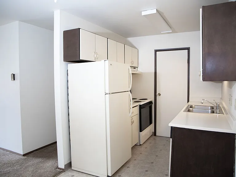 917 Silver Lake Dr — Photo 2