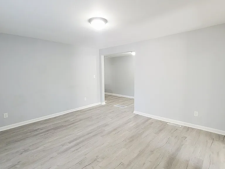 215 Foy Ave — Photo 9