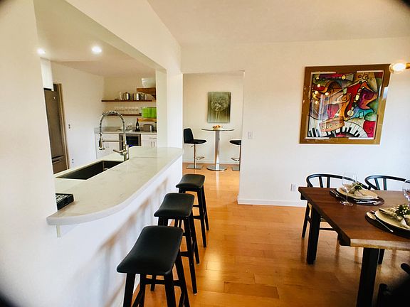 Open floor kitchen / dining area for easy entertaining