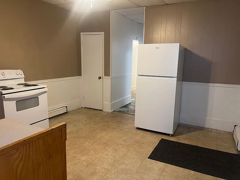 404 E Market St — Photo 4