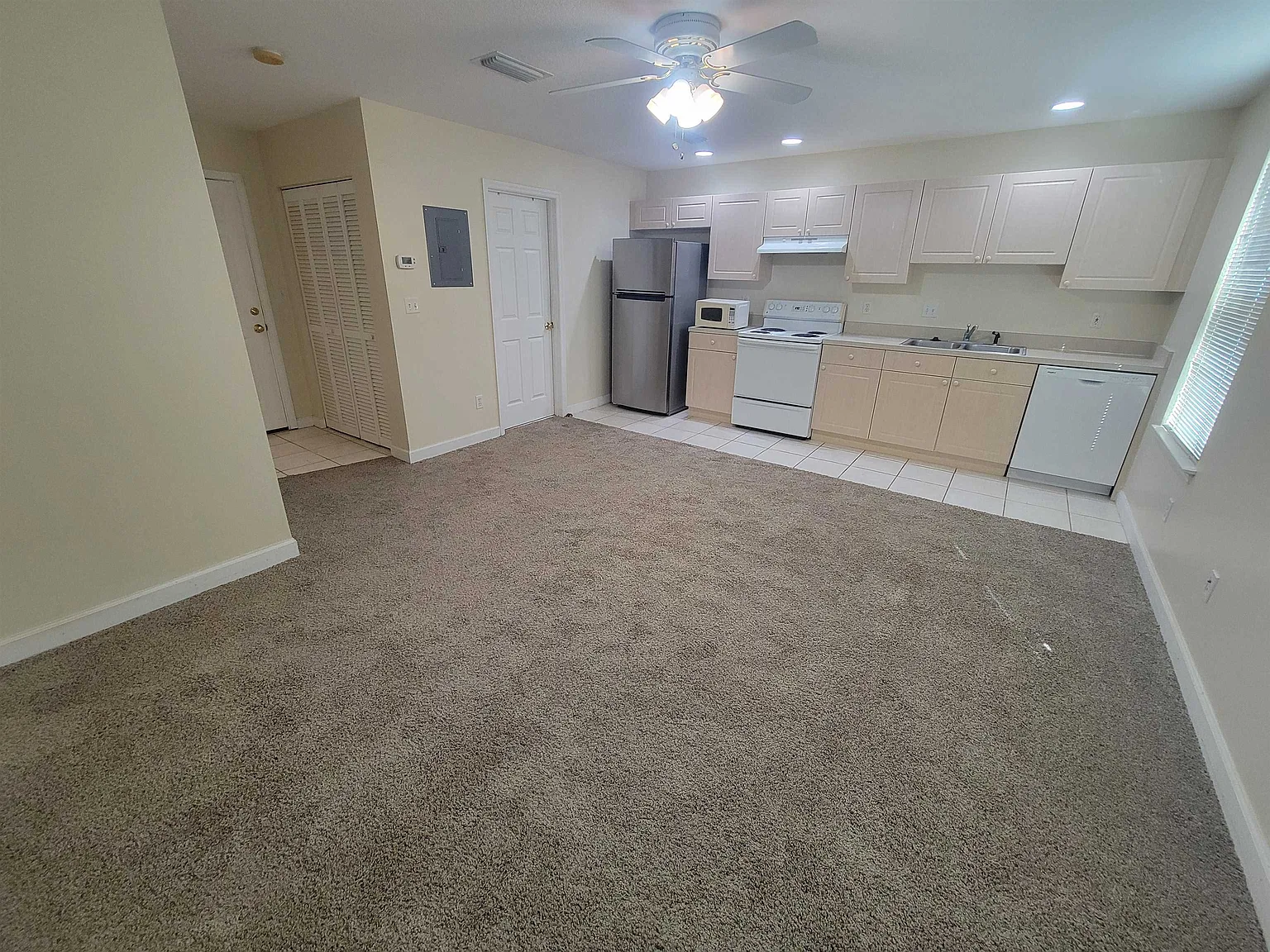 Studio, 1.0 bath, 420 sqft, $1,000 — Photo 4