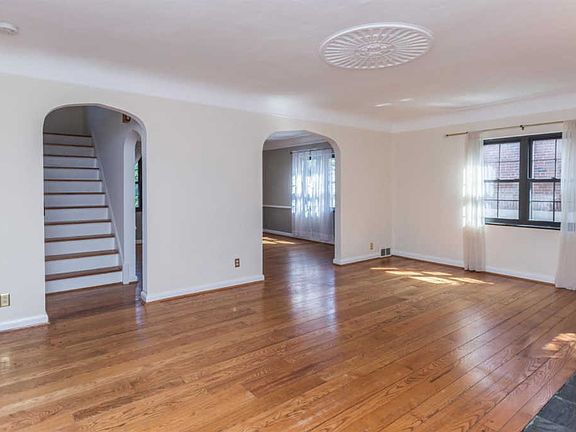 3rd image of 2528 Briarcliffe Ave