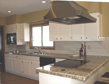 Kitchen w/ granite counters