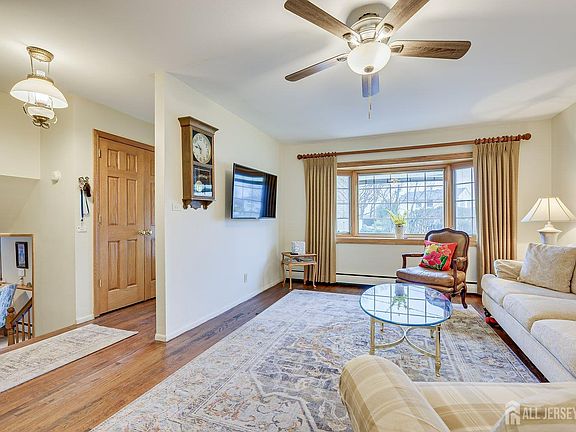 5th image of 8 Adelphi Ct