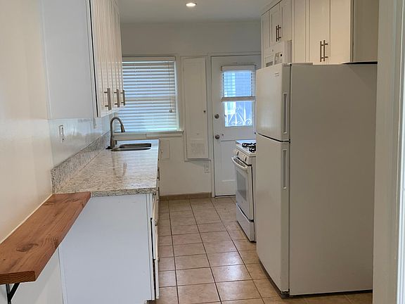 4th image of 2445 Oak St