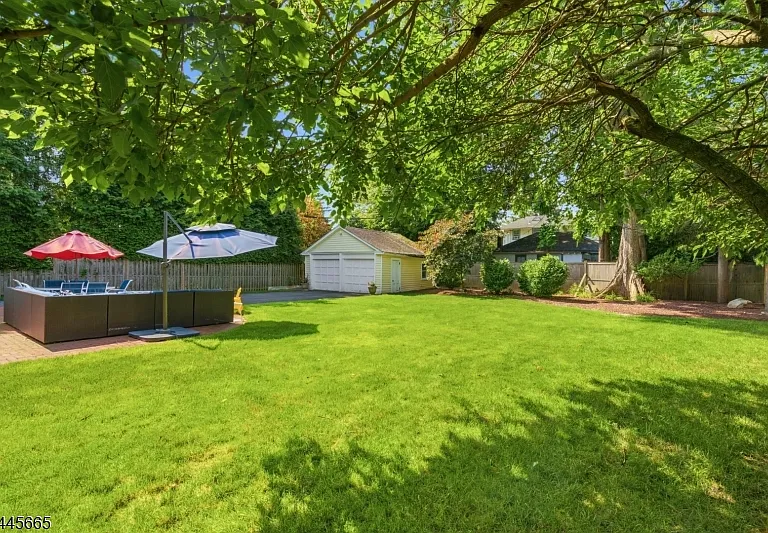 40 Oakwood Ave — Photo 32