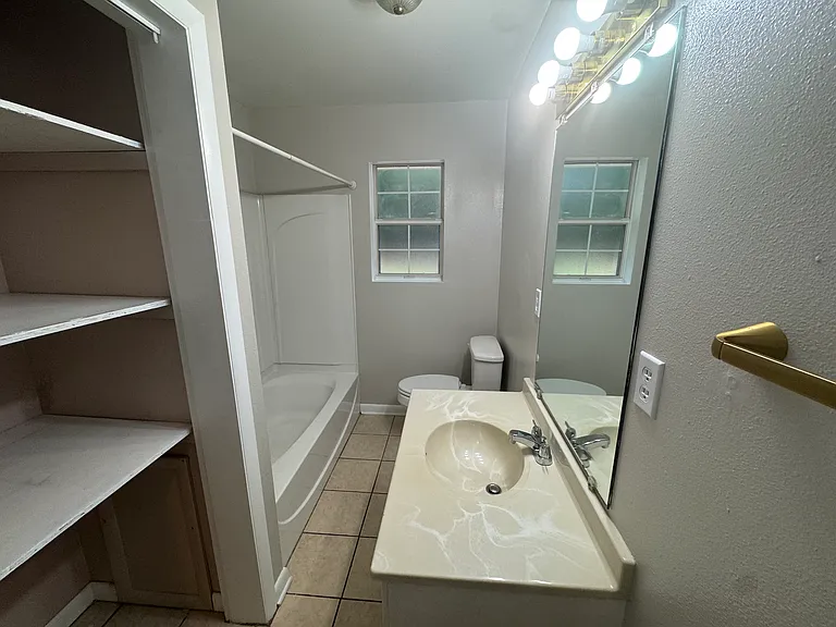 90 Andrews Ave — Photo 4