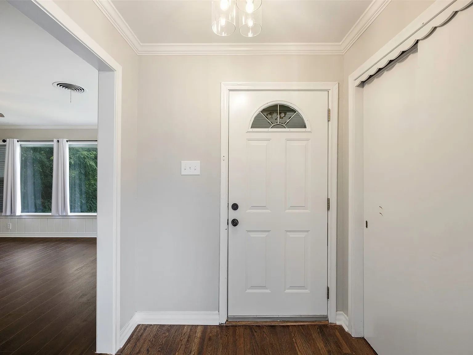 3 bed, 2.0 bath, 1727 sqft, $2,400 — Photo 4