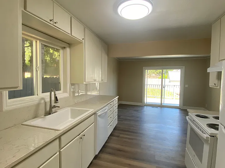 518 NE Everett St — Photo 4