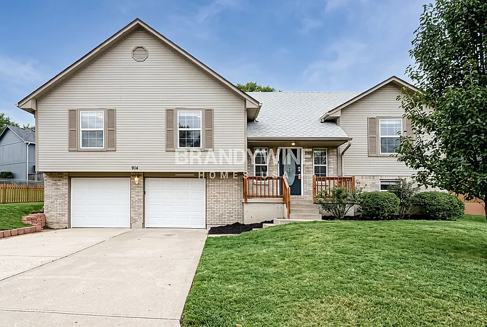 4 bed, 3.0 bath, 2100 sqft, $2,300 — Photo 2