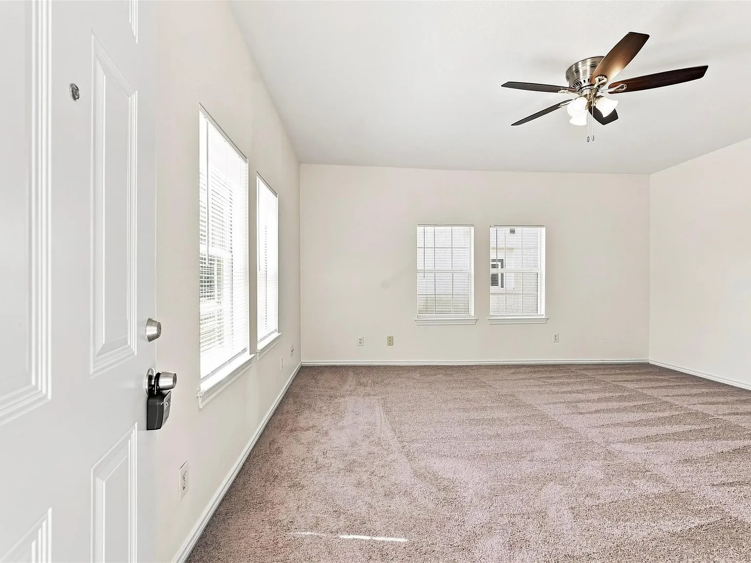 3 bed, 2.0 bath, 3436 sqft, $1,445 — Photo 2