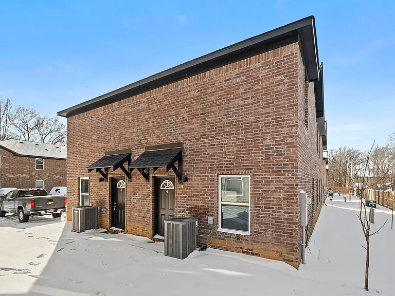 1370 N Porter Rd — Photo 2