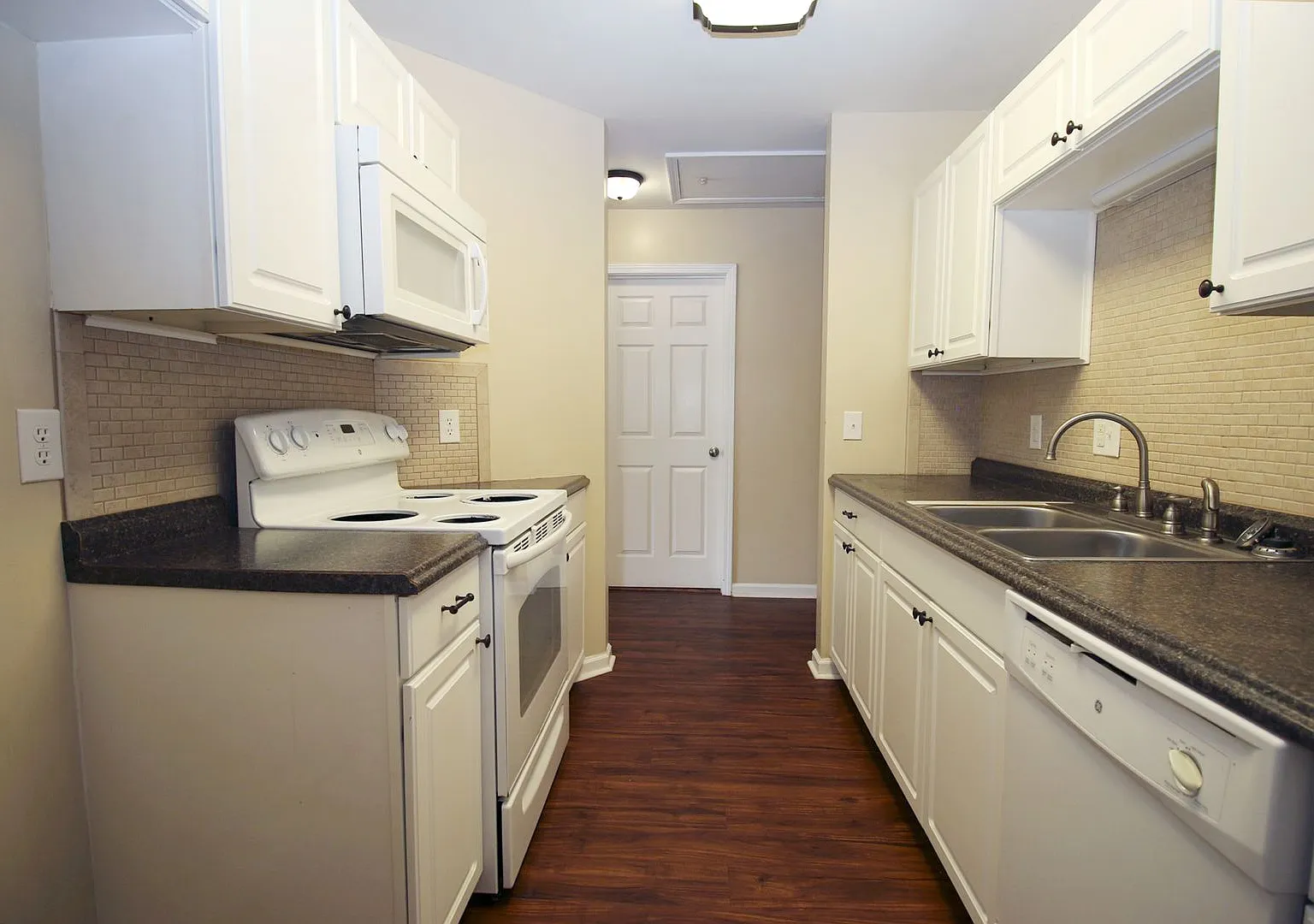 Pre-Leasing 2027! 3 Bedroom, 2 Bath - 1150 Olympia Avenue#A! — Photo 4