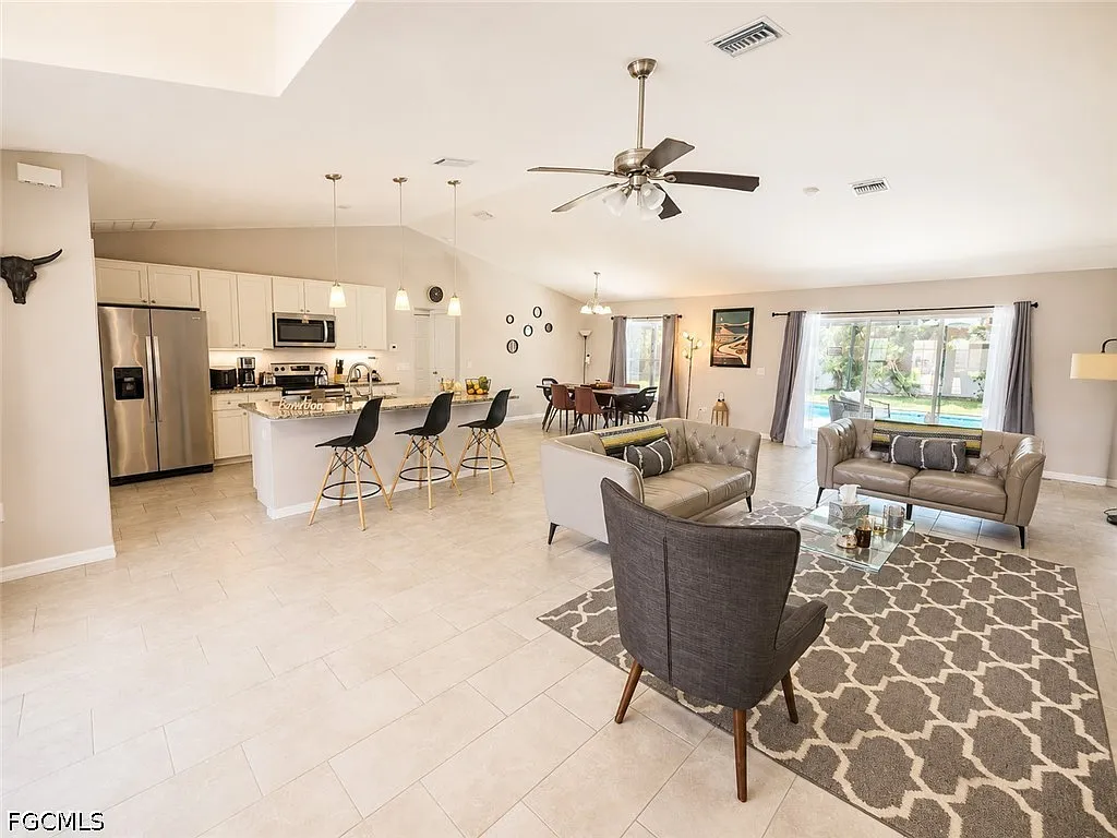 3 bed, 2.0 bath, 1677 sqft, $3,100 — Photo 4