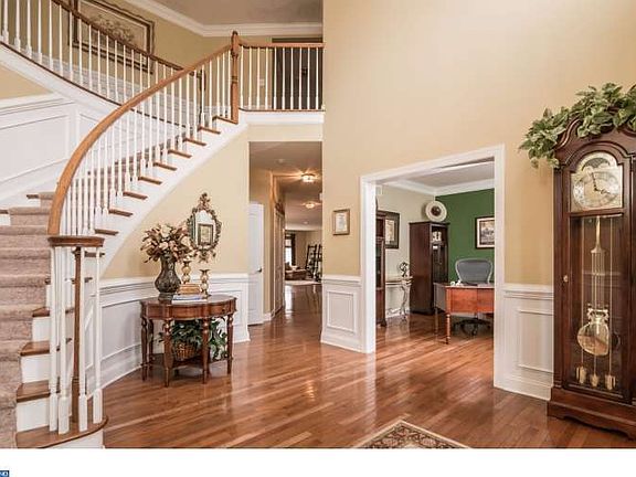 3rd image of 325 Creek Crossing Ln